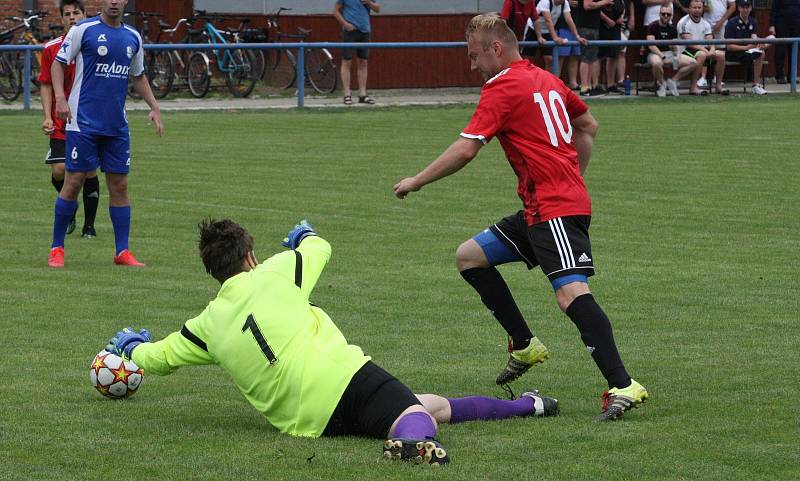 Fotbalisté Babic (červené dresy) ve 25. kole okresního přeboru Uherskohradišťska zdolali předposlední Březolupy 2:0.