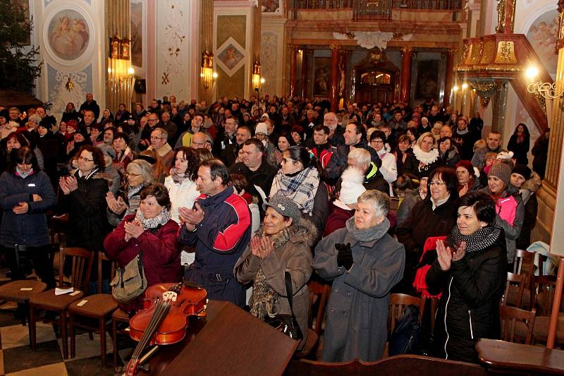 V DUCHU VÁNOC. Koncert cimbálové muziky Cifra a pěveckého sboru Viva la musica z Gymnázia v Uherském Hradišti přilákal do velehradské baziliky na 250 posluchačů.