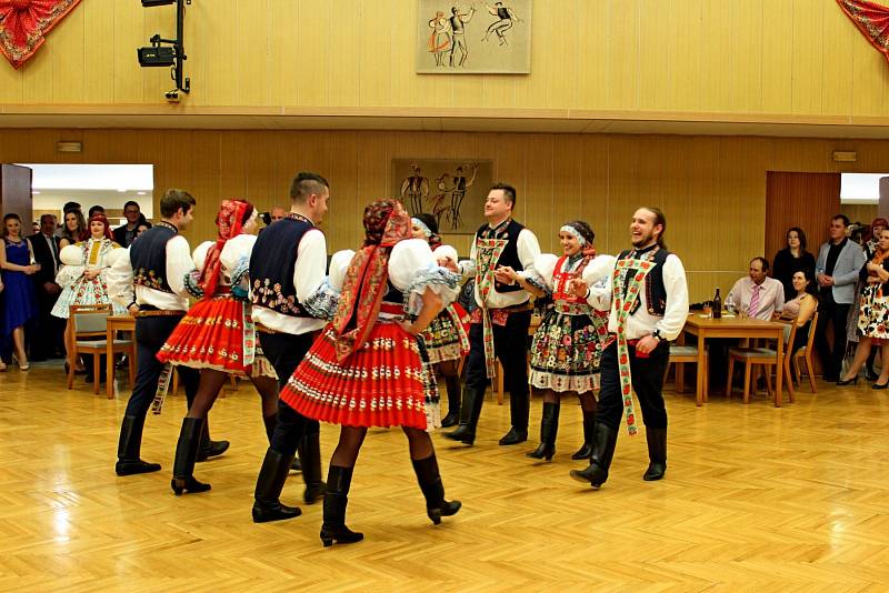 VE VÍRU TANCE. Krojovaní i tancechtiví v civilu si v sobotu přišli v Babicích na své.