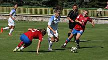 Fotbalistky České republiky do devatenácti let (červené dresy) remizovaly na hřišti v Dolním Němčí se sousedním Slovenskem 1:1.