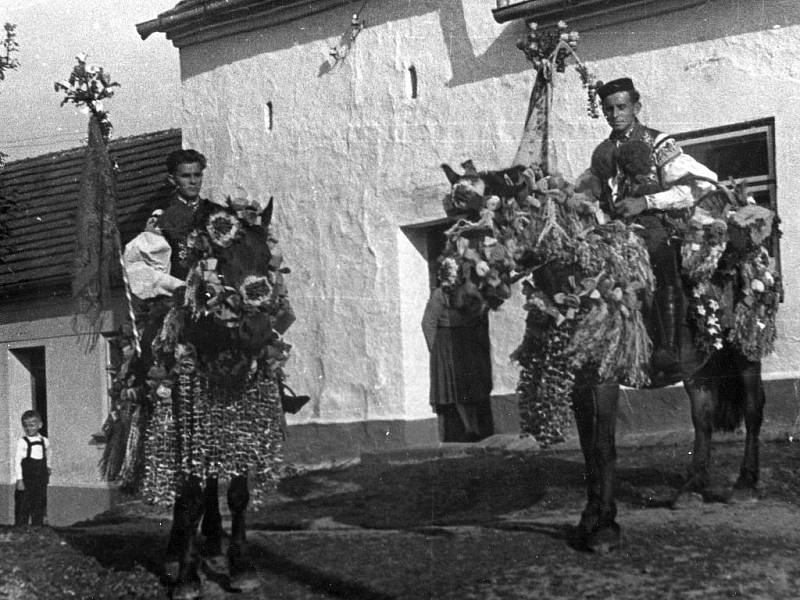 Antonín Pavelčík a Josef Knotek, v pozadí malý Podškubka, rok 1954.