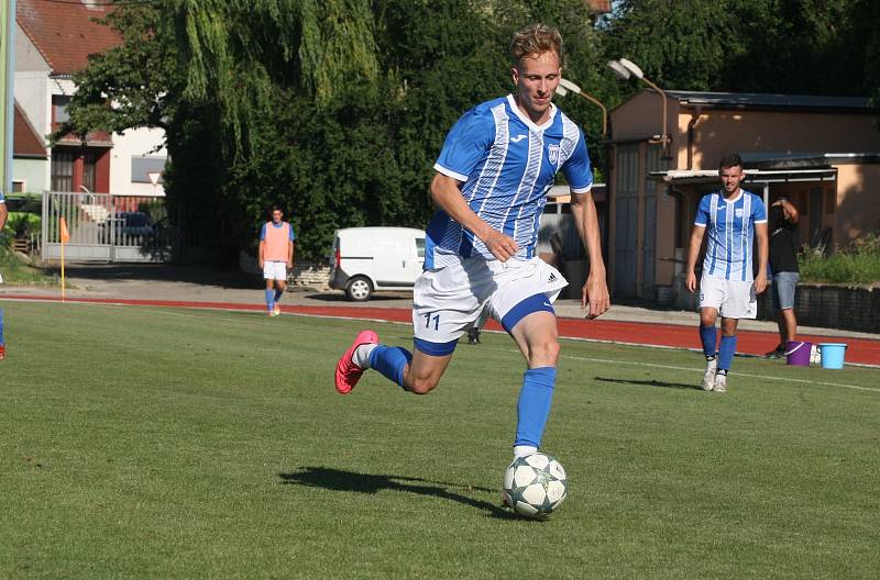 Fotbalisté Hluku (modrobílé dresy) v rámci letní přípravy přestříleli Brumov 6:3.