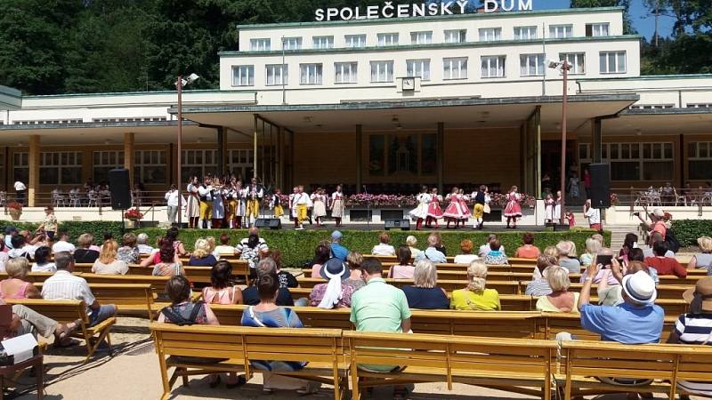  Z Kunovic si do luhačovických lázní si odskočily potěšit milovníky folkloru tři dětské soubory.