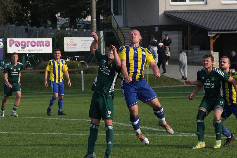 Fotbalisté Nivnice (zelené dresy) v 10. kole krajské I. A třídy skupiny B doma zdolali Buchlovice 2:0.