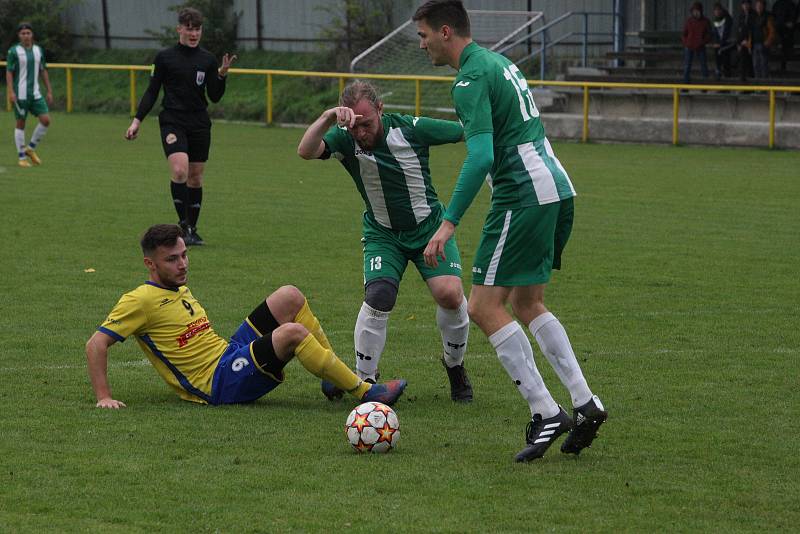 Fotbalisté Starého Města (žluté dresy) v 11. kole I. B třídy skupiny C deklasovali domácí Ostrožskou Novou Ves 8:1.