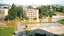 Povodeň v červenci 1997 v Uherském Hradišti. Sídliště Stará Tenice - voda ho zaplavila z města, nikoliv z koryta řeky hned za panelákem.