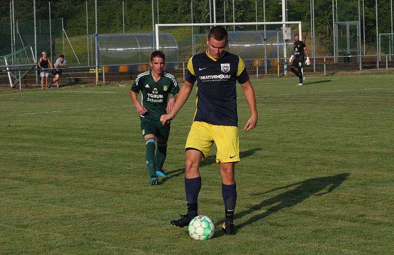 Fotbalisté Prakšic (modrožluté dresy) v I. kole krajského poháru Zlínska podlehli favorizované Nivnici 0:3.