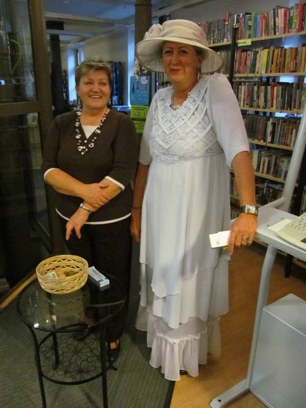 Vycházkové šaty, které lázeňští hosté nosili v 19. století, představili pracovníci hradišťské knihovny.