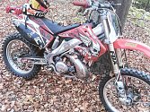 S dávkou neuvěřitelné drzosti, ukradl slovensky hovořící muž v neděli 21. října ve Slavkově přímo před nosem majitele terénní motorku značky Honda.