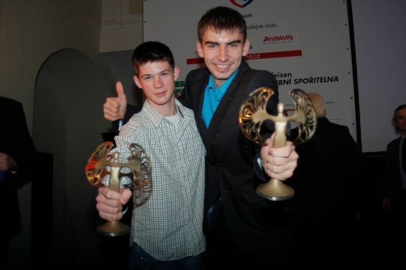 Vítěz kategorie do 15 let Dušan Hůlka a vítěz kategorie nad 15 let Michal Plocek (vpravo).
