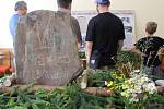 Falešné náhrobní kameny věrozvěsta Metoděje v kulturním domě na Stupavě 20. května 2022. Výstava k 90. výročí falz.