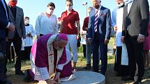 Olomoucký arcibiskup Jan Graubner schránku uložil do betonového základu.