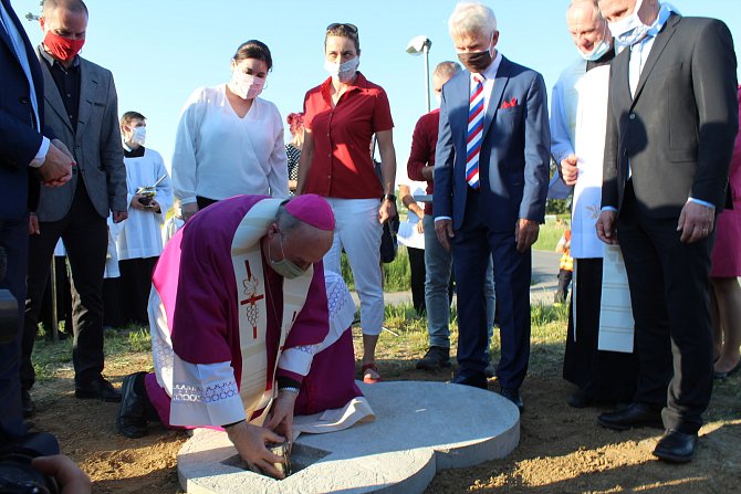 Olomoucký arcibiskup Jan Graubner schránku uložil do betonového základu.