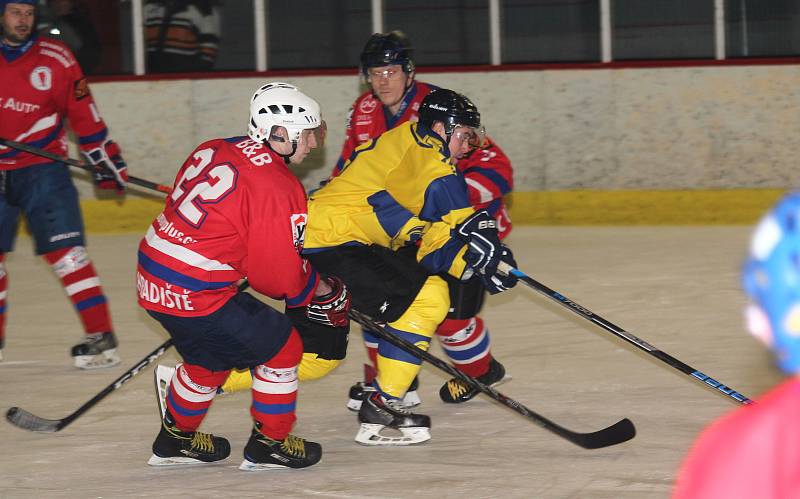 Hokejisté HC Uherské Hradiště (v červeném) porazili v derby Uherský Brod 6:0.