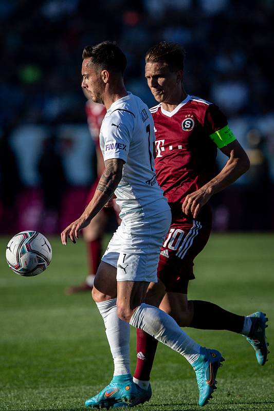 Finále českého fotbalového poháru MOL Cupu: 1. FC Slovácko - Sparta Praha, 18. května 2022 v Uherském Hradišti. (zleva) Daniel Holzer ze Slovácka a Bořek Dočkal ze Sparty.