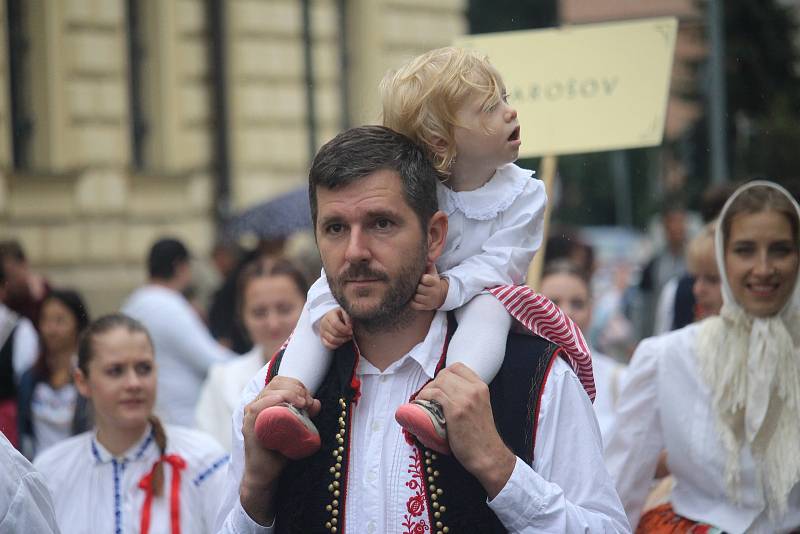 Slavnostní průvod počítal s více než třemi tisíci krojovanými. Ty neodradila ani nepříznivá předpověď počasí.