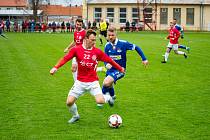 Fotbalisté Uherského Brodu (červené dresy) se ve třetí lize dočkali prvního jarního vítězství. 