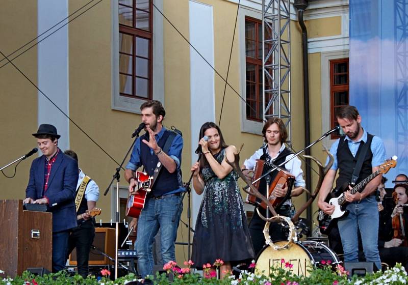 KONCERT. V průběhu Večera lidí dobré vůle vládla na západním nádvoří před velehradskou bazilikou nádherná, upřímná a pravdivá atmosféra.