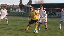 Fotbalisté Vlčnova (bílé dresy) zakončili podzimní část sezony domácí porážkou 0:4 s Topolnou.