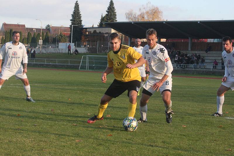 Fotbalisté Vlčnova (bílé dresy) zakončili podzimní část sezony domácí porážkou 0:4 s Topolnou.