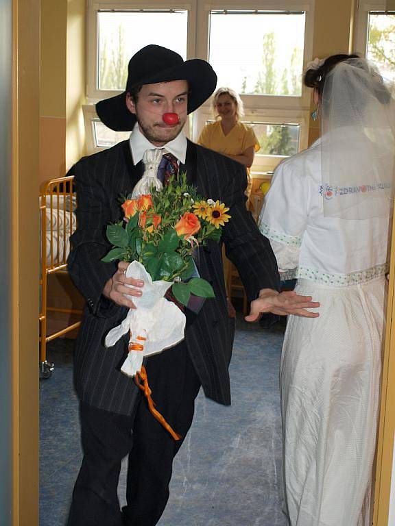 Svatba klaunů se konala na nemocniční chodbě. Role družiček se s chutí ujaly malé pacientky.