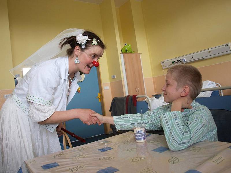 Svatba klaunů se konala na nemocniční chodbě. Role družiček se s chutí ujaly malé pacientky.