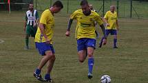 Fotbalisté Částkova (zelenobílé dresy) v rámci oslav výročí 80. let vyzvali starou gardu ligového Zlína.