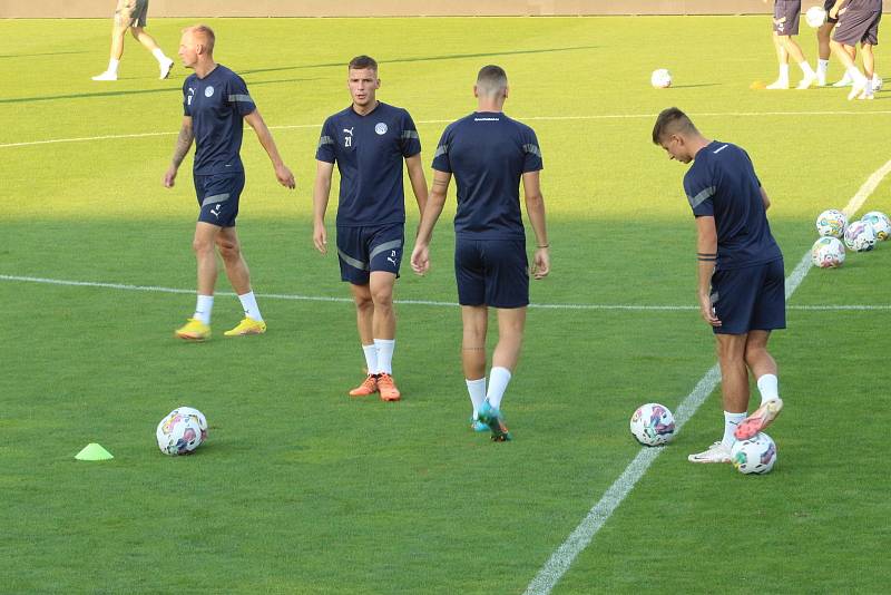 Fotbalisté Slovácka se ve středu večer pod dohledem trenéra Martina Svědíka připravovali na první, čtvrteční domácí zápas předkola Konferenční ligy s AIK Stockholm.