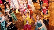 Kouzelník Jiří Hadaš bavil v neděli odpoledne děti i dospělé na Kouzelném karnevalu, pořádaném DDM Šikula.