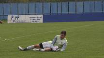 Fotbalisté Kunovic (modré dresy) v 11. kole krajské I. A třídy skupiny B i bez omluveného trenéra Chaloupky zdolali Těšnovice 2:1.