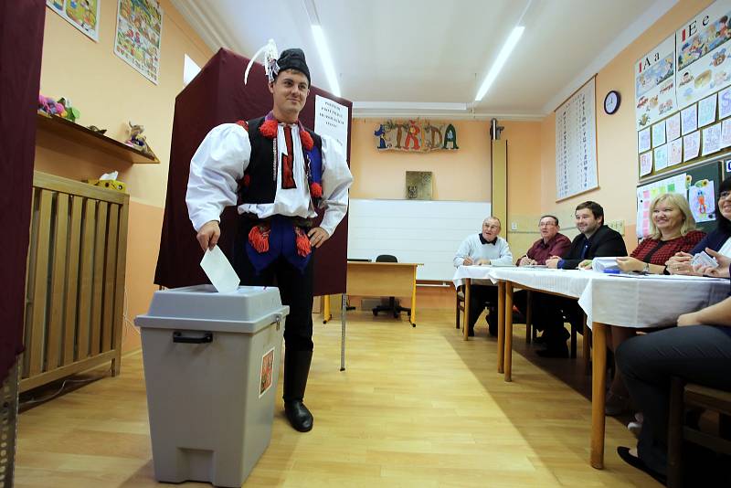 Komunální volby 2018. Hodová chasa volí v ZŠ v Popovicích.