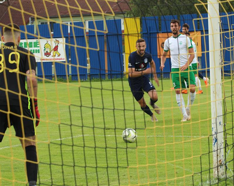 Fotbalisté Slovácka (v modrých dresech) porazili na hřišti ve Strání slovenskou Skalici 1:0.