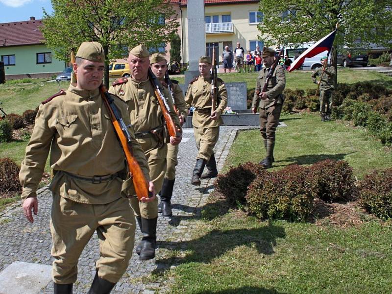 Den historické a vojenské techniky a oslava osvobození ve Strání