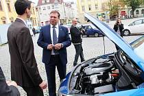 V úterý 26. září převzalo město Uherské Hradiště v čele se starostou Stanislavem Blahou od zástupců společnosti Hyundai elektromobil Hyundai Ioniq. Sloužit bude pro běžné pojížďky úředníků po městě nebo k cestám například do Zlína či Brna.