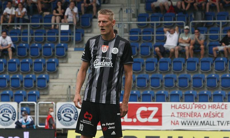 Fotbalisté Slovácka (bílé dresy) ve 2. kole FORTUNA:LIGY hostili České Budějovice.