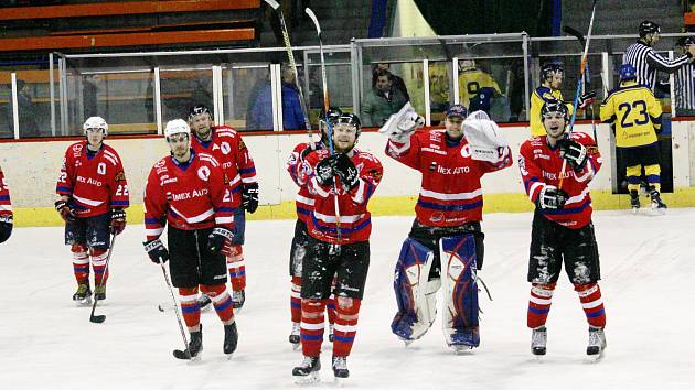 Hokejisté HC Uherské Hradiště (v červeném) porazili v derby Uherský Brod 6:0.