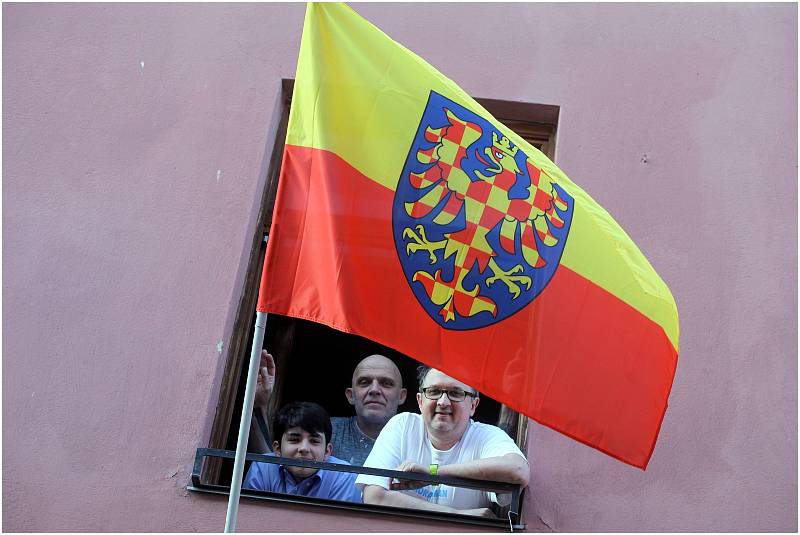 Vyvěšování moravské vlajky v Prostřední ulici v Uherském Hradišti. Na snímku zleva Andrej Kunc, Tomáš Ježek a Ondřej Kunc.