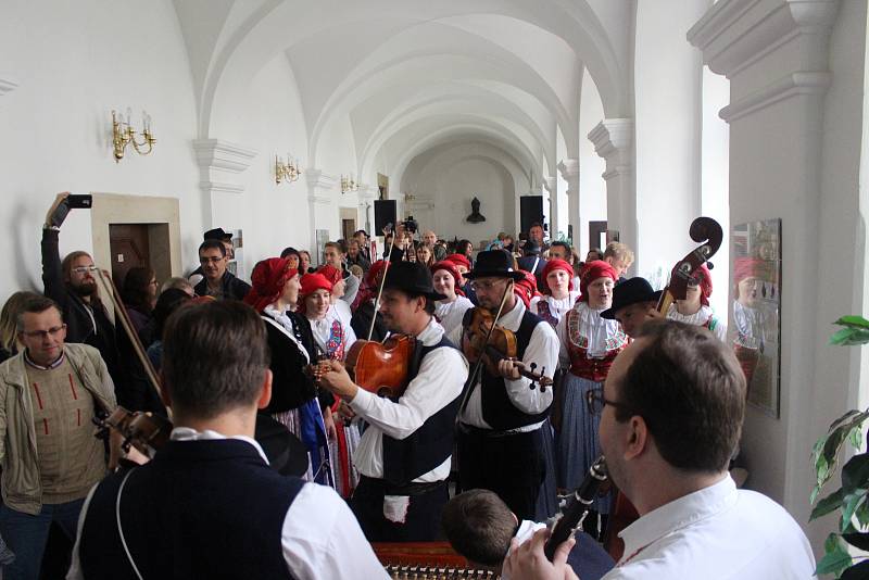 Do vnitřních prostor františkánského kláštera se přemístili o zástupci obcí od Buchlova.