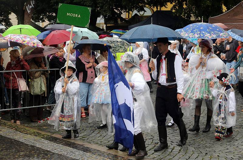 Tradičnímu defilé na Masarykově náměstí nepřálo počasí.