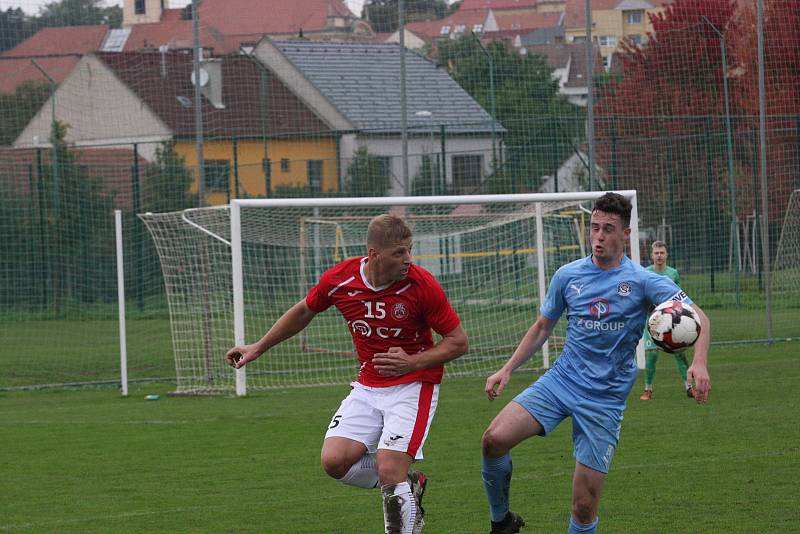 Fotbalisté Uherského Brodu (červené dresy) v 9. kole MSFL remizovali se Slováckem B 0:0.