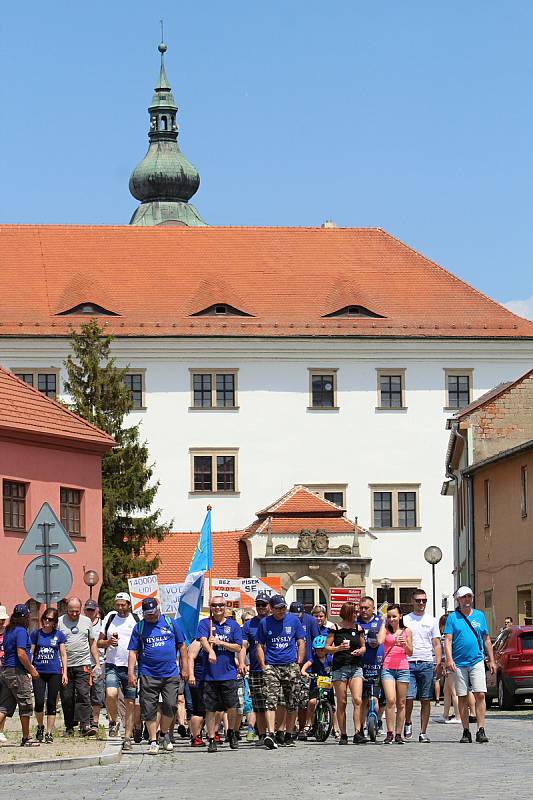 Protestní pochod na ochranu zdroje pitné vody u Uherského Ostrohu pořádaný spolkem Za vodu pro lidi, 13. června 2020