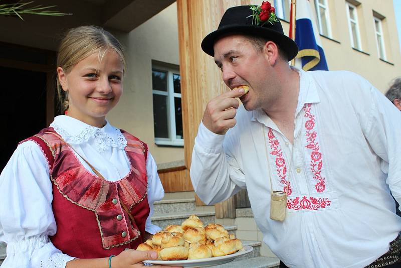 V ulicích poutního Velehradu se v sobotu tancovalo, zpívalo, hrálo a veselilo. Konaly se tam hody.