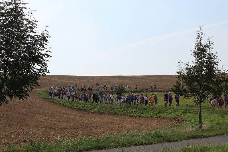 Mládež i dospělí s dvouramennými kříži na prsou šlapou od pondělí k Velehradu pěšky.