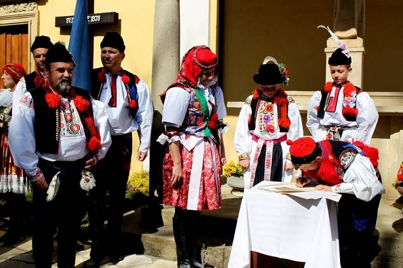 Pod sochou sv. Antonína Paduánského si budoucí vládci jízdy králů z Vlčnova, Hluku a Kunovic podepsali pamětní listy.