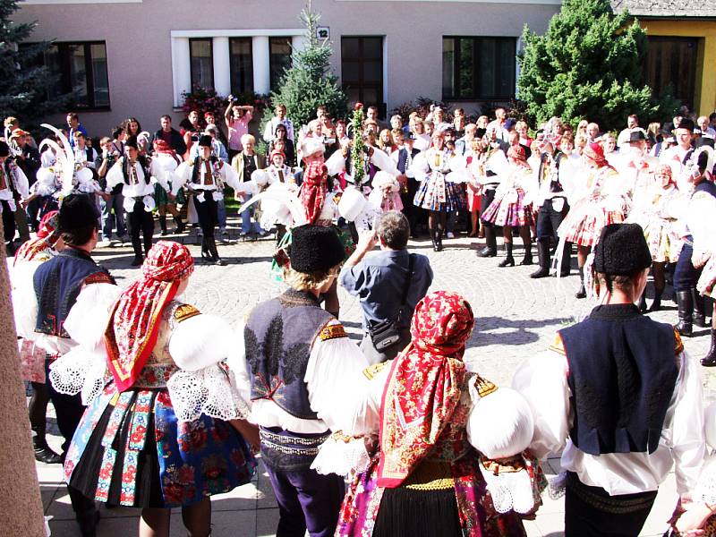 Třiadvacet krojovaných párů zabralo celou šířku silnice.