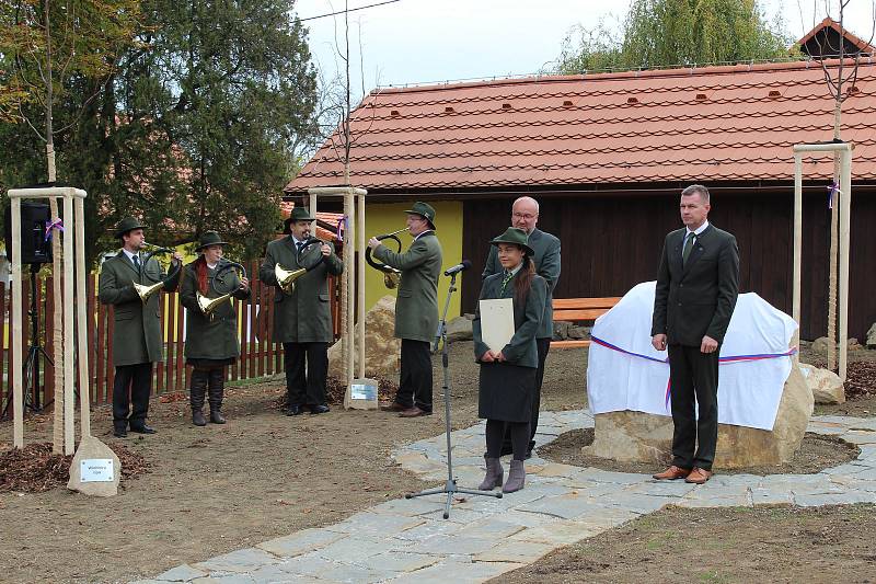 Před Muzeem lesnictví a myslivosti na Buchlově, byla v pátek 26. října ke čtyřem před pár dny vysazeným lipám slavnostně zasazena lípa pátá.