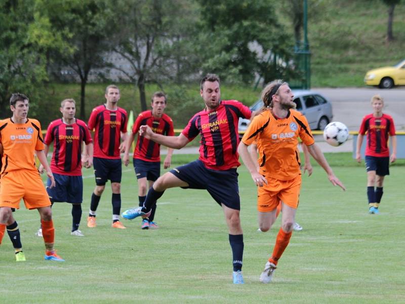 Duel mezi Ostrožskou Lhotou a béčkem Dolního Němčí (v pruhovaných dresech) skončil remízou 2:2. Oba týmy se za sebou seřadily v tabulce okresního přeboru na 3. a 4. příčce.