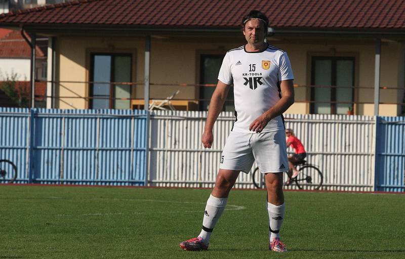 Fotbalisté Hluku (modrobílé dresy) doma ztratili vedení 2:0, s Bojkovicemi hráli nerozhodně.