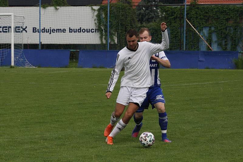 Fotbalisté Kunovic (bílé dresy) ve 21. kola krajské I. A třídy skupiny B podlehli Nedachlebicím 3:5.