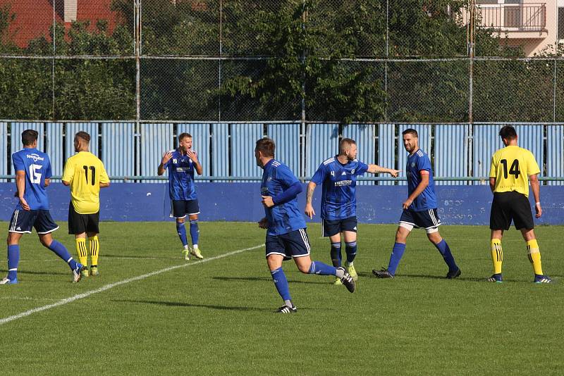 Fotbalisté Kunovic (žluté dresy) v 5. kole krajské I. A třídy skupiny B podlehli favorizovaným Zborovicím 1:2.